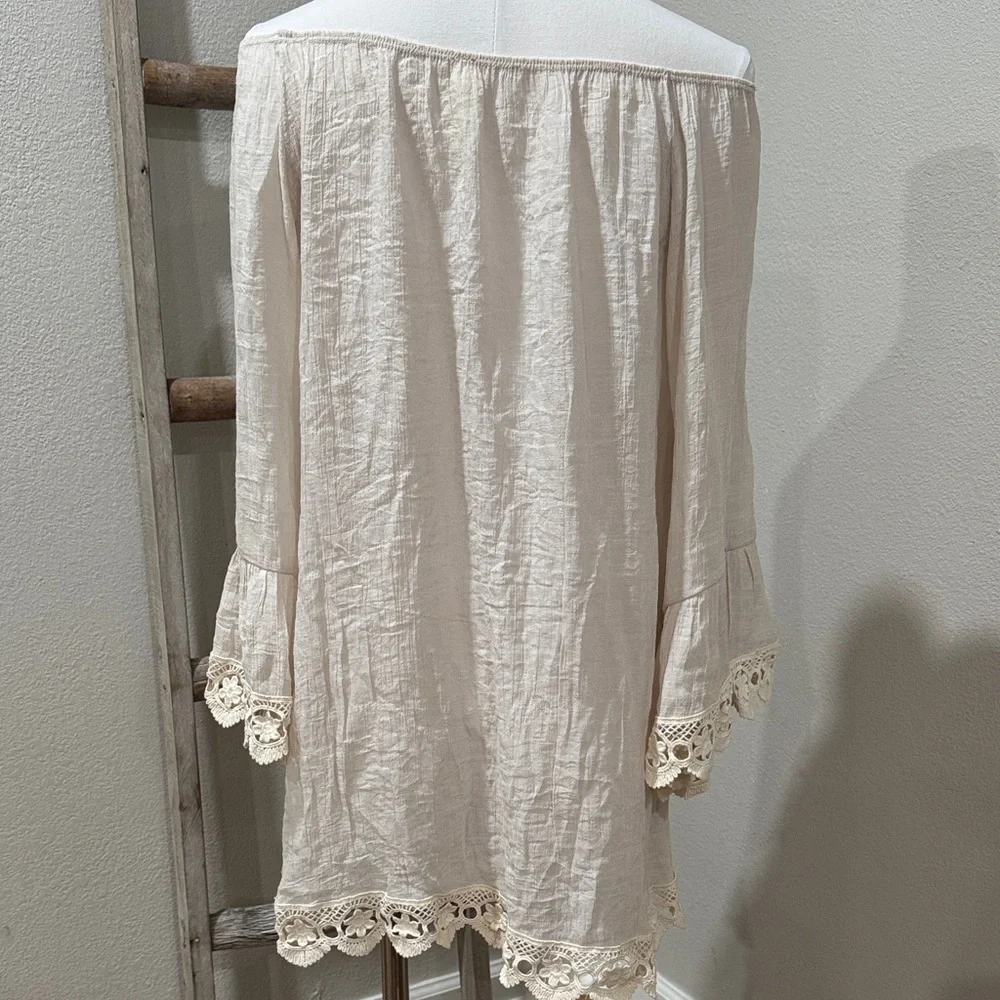 2tee Couture Cream Lace Trim High Low Blouse - Picture 3 of 6